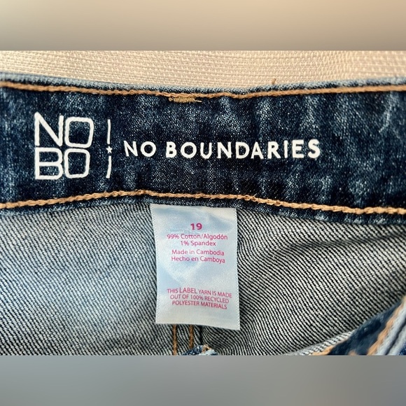 No Boundaries Women’s High-Rise Distressed Denim Shorts – Size 19 - Picture 2 of 5